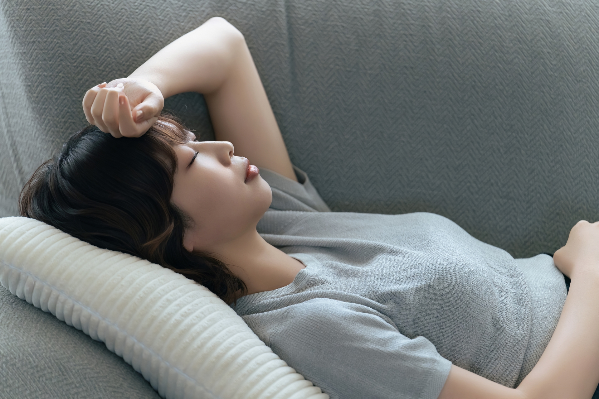 ソファーに横たわる女性